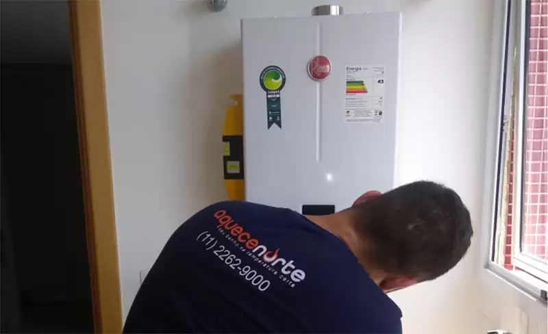 profissional dando manutenção no aquecedor a gás
